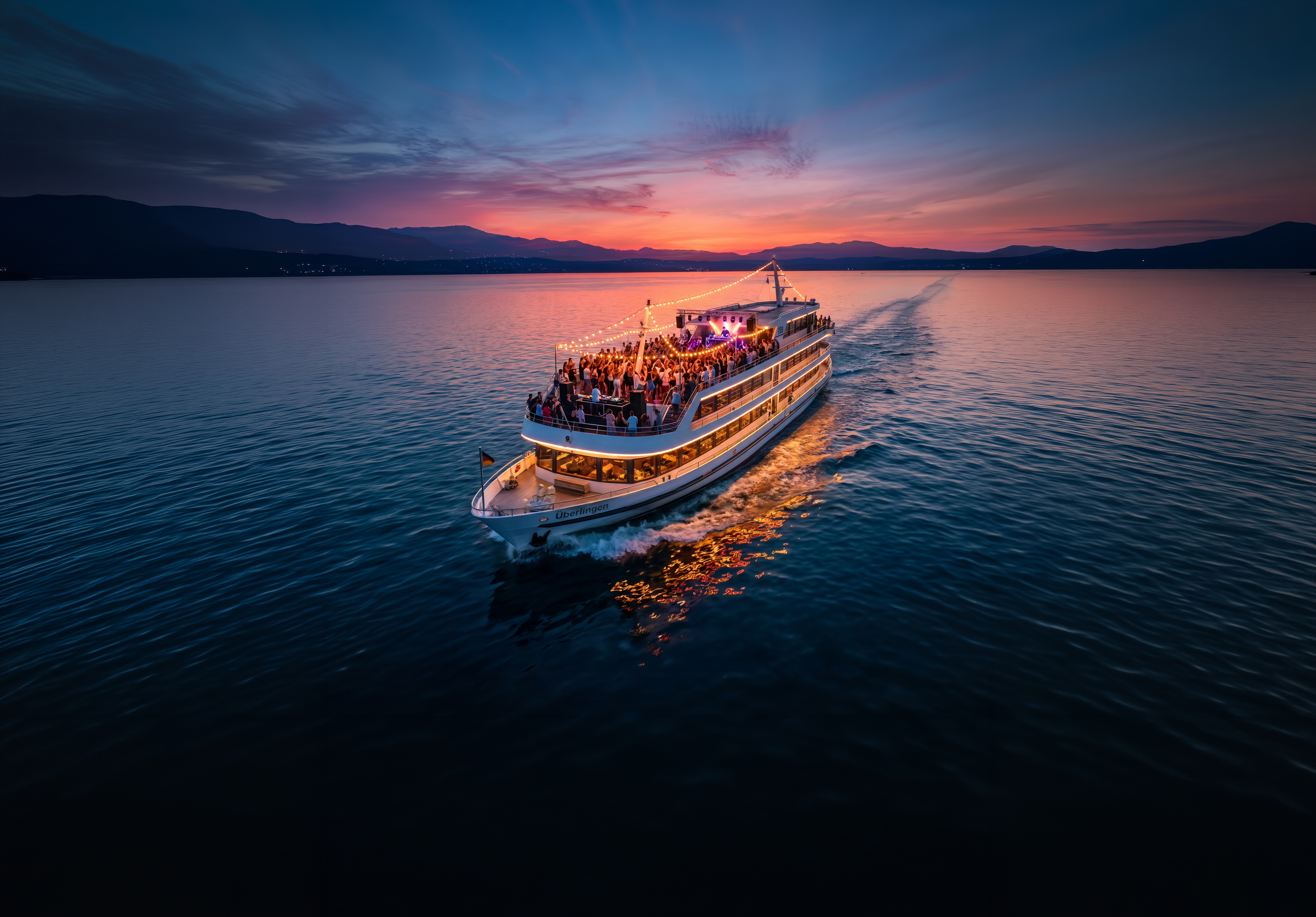 3D-Render der MS Überlingen bei Sonnenuntergang auf dem Bodensee